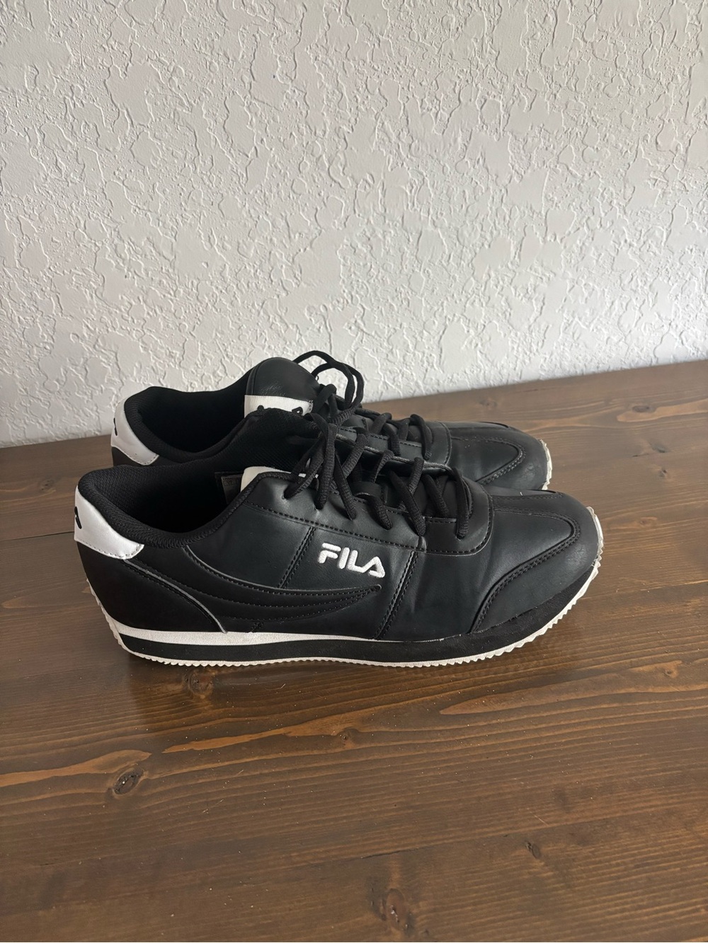 FILA Men's Black and White Low-Top Sneakers